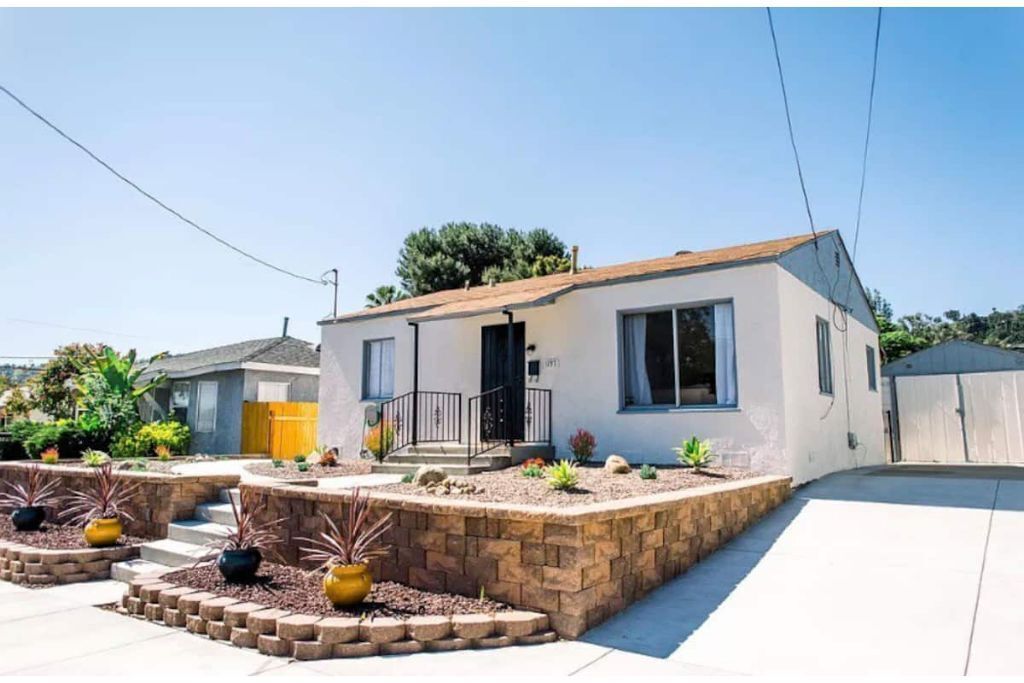 HUGE BACKYARD!! CLEAN HOME!! PETS WELCOME!! SO FUN