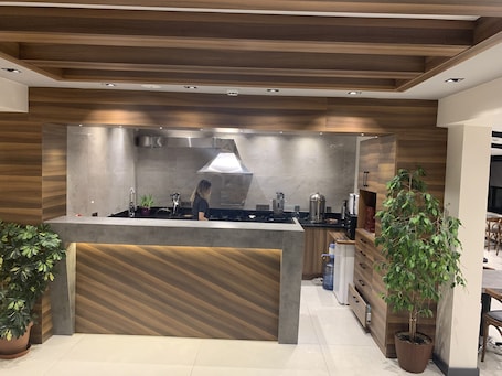 Daily cooked-to-order breakfast (TRY 350 per person)