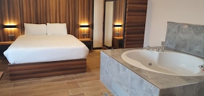 Deluxe tweepersoonskamer | Luxe beddengoed, geluiddichte muren, gratis wifi, beddengoed