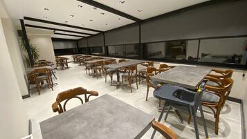 Se ofrece un desayuno a la carta (350 TRY por persona)