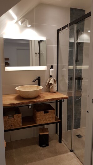 Dusche, Haartrockner, Handtücher, Toilettenpapier