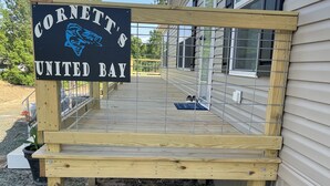 Eine Holzterrasse mit einem Schild, das 'Cornett's United Bay' zeigt.