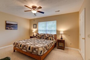 2 bedrooms, iron/ironing board, free WiFi, bed sheets - Cozy Cottage -with Hot Tub & Pool in the Heart of Pigeon Forge close to Parkway! (Pigeon Forge)