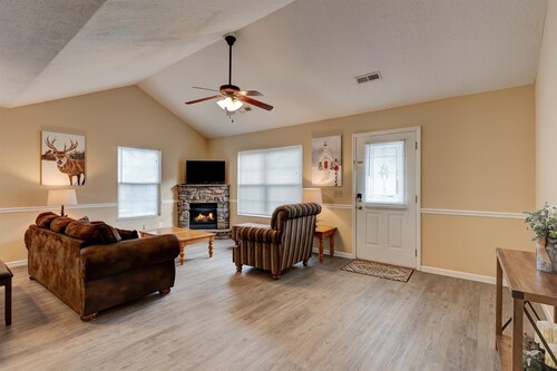 Cozy Cottage -with Hot Tub & Pool in the Heart of Pigeon Forge close to Parkway!