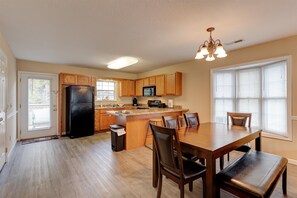 Dining - Cozy Cottage -with Hot Tub & Pool in the Heart of Pigeon Forge close to Parkway! (Pigeon Forge)
