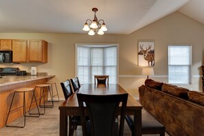 Dining - Cozy Cottage -with Hot Tub & Pool in the Heart of Pigeon Forge close to Parkway! (Pigeon Forge)