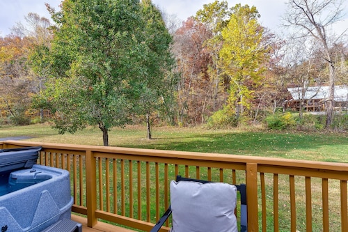 Cozy Cottage -with Hot Tub & Pool in the Heart of Pigeon Forge close to Parkway!