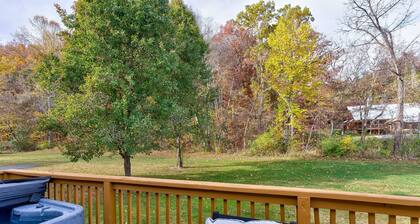 Cozy Cottage -with Hot Tub & Pool in the Heart of Pigeon Forge close to Parkway!