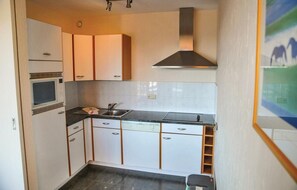 Réfrigérateur, plaque de cuisson, lave-vaisselle, cafetière/bouilloire