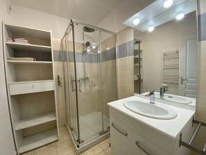 Dusche, Haartrockner, Toilettenpapier