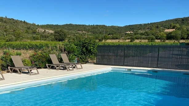 A clear blue swimming pool with lounge chairs and a metal ladder. - Apartment between lake and sea amidst vineyards (Peret)