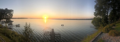 LARGE Group Lake Home-Enjoy and relax year round