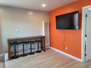 1 habitación, escritorio, tabla de planchar con plancha y cuna de viaje