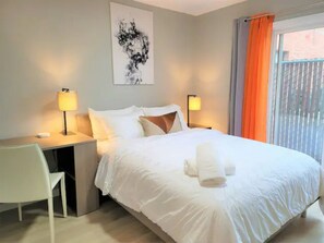 1 habitación, escritorio, tabla de planchar con plancha y cuna de viaje 