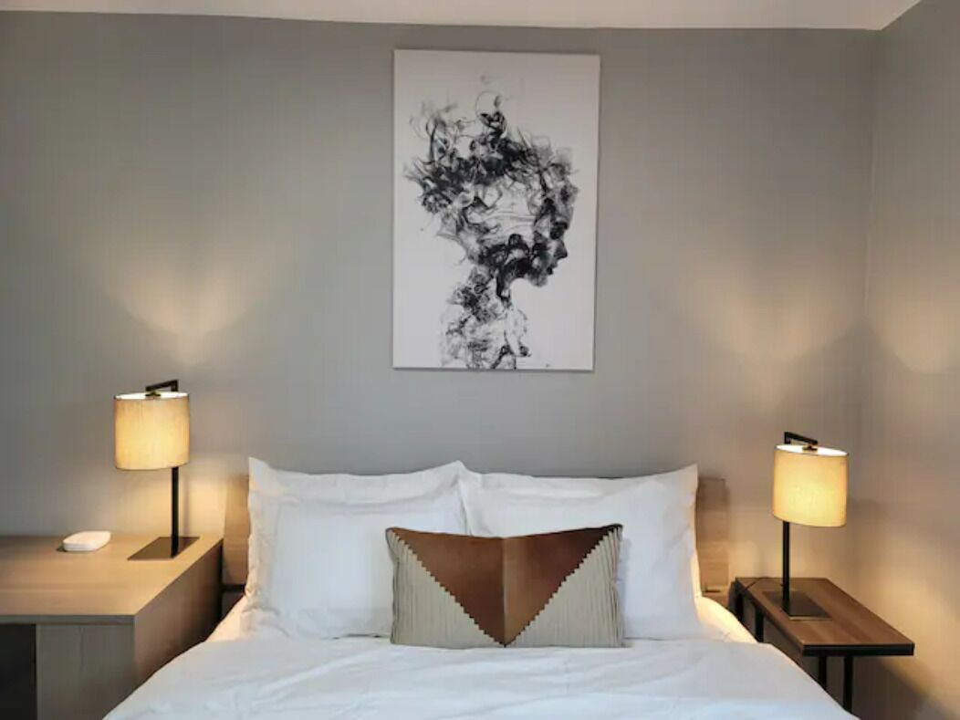 1 chambre, bureau, fer et planche à repasser, lit parapluie