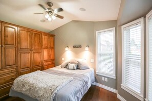 Individually decorated, individually furnished, blackout drapes - Blind Bay Resort (Blind Bay)