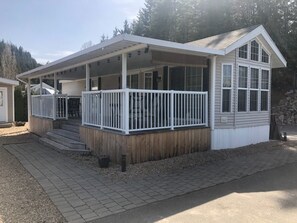 Family Cottage | Individually decorated, individually furnished, blackout drapes - Blind Bay Resort (Blind Bay)