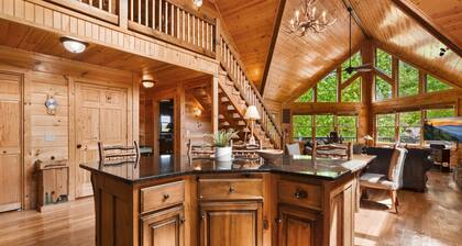 2 Masters, Theater, Pool, Sauna,Scenic Mtn View's, Hot tub & Fire Pit
