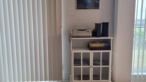 Una habitación con un armario blanco que contiene un teléfono, una impresora y una caja etiquetada 'Spingobok'.
