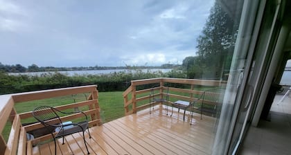Cottage on Lake Near Universities and colleges. close to shops and downtown