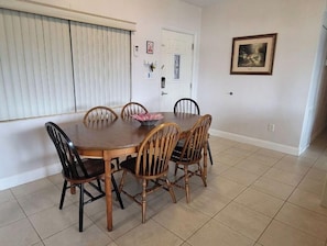 Dining - Cottage on Lake Near Universities and colleges. close to  shops and downtown  (Lakeland)