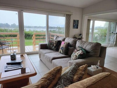 Cottage on Lake Near Universities and colleges. close to  shops and downtown 