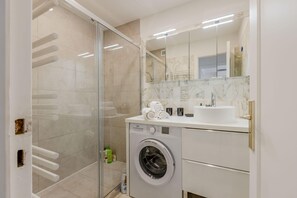 Douche, séchoir à cheveux, serviettes fournies, savon