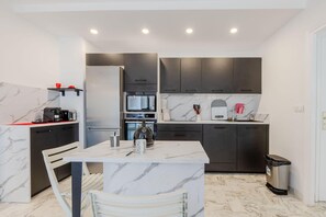 ثلاجة، ميكروويف، فرن، موقد طهي مسطح