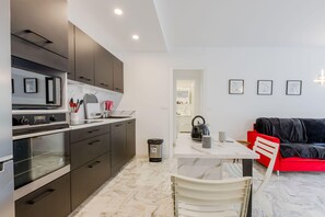 ثلاجة، ميكروويف، فرن، موقد طهي مسطح