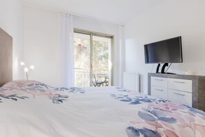 2 عدّة غرف نوم ومكواة/لوح كي وواي فاي وملاءات أسرّة