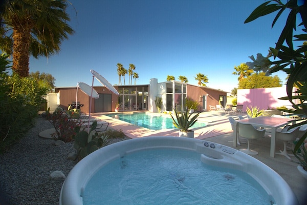 Bubbles, giggles, and desert dreams 🌵 Soaking up the vibes one splash at a time in this Palm Springs hideaway. #HotTubHangouts #DesertEscape #AirbnbFind