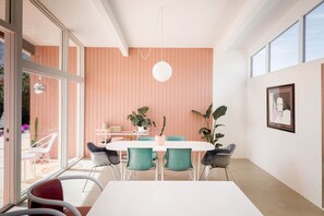 Dining - Enjoy mountain views while floating in the pool, sleeps 6 + hot tub & fire pit (Palm Springs)