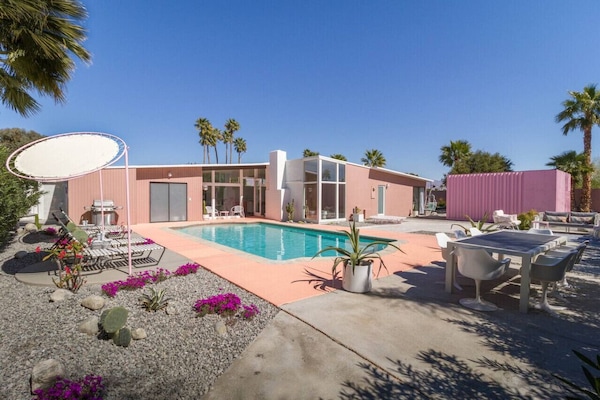Mid-century modern oasis 🌵☀️ Soak up the sun in this dreamy pink desert escape with a private pool, mountain views, and chic outdoor dining. Perfect for groups, girls’ trips & unforgettable getaways! #PalmSpringsStyle #PoolsideRetreat