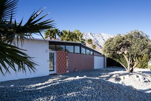 Exterior - Enjoy mountain views while floating in the pool, sleeps 6 + hot tub & fire pit (Palm Springs)