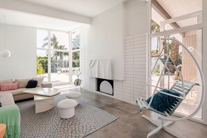 Smart TV, ping pong, books, stereo