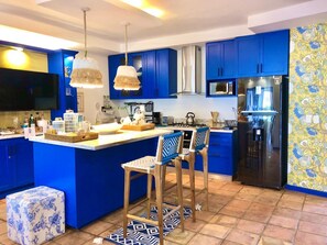 Fridge, microwave, oven, stovetop - Casa de Campo Luxury 1BDM Apt ⛳️ near Restaurant Shops La Marina  (La Romana)