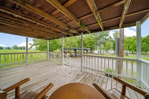 Terrace/patio - Lakefront Tiny Farm House, with pool, on quiet Lake Hudson (Adair)
