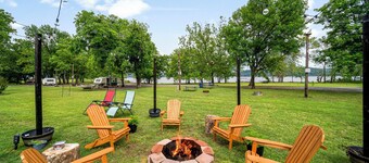 Lakefront Tiny Farm House, with pool, on quiet Lake Hudson