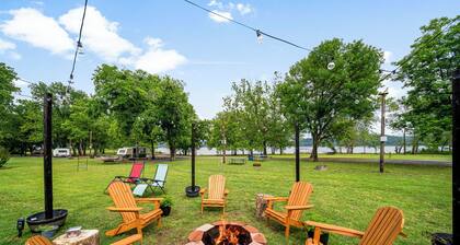 Lakefront Tiny Farm House, with pool, on quiet Lake Hudson