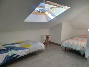 2 bedrooms, iron/ironing board, free WiFi, bed sheets - Beachfront apartment with balcony 50 m from the beach (Saint-Nic)