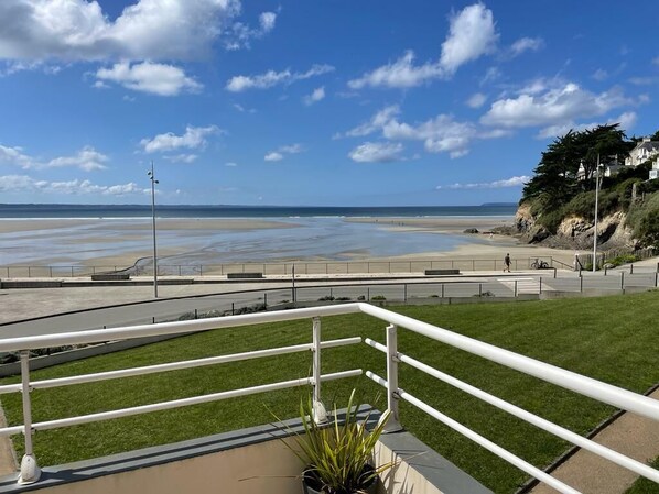 Property grounds - Beachfront apartment with balcony 50 m from the beach (Saint-Nic)