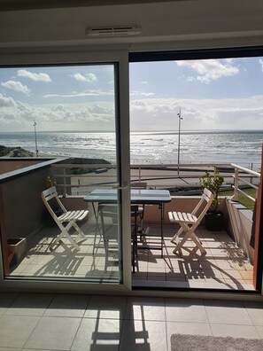 Interior - Beachfront apartment with balcony 50 m from the beach (Saint-Nic)