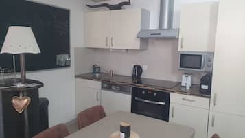 Microwave, dishwasher, coffee/tea maker, cookware/dishes/utensils