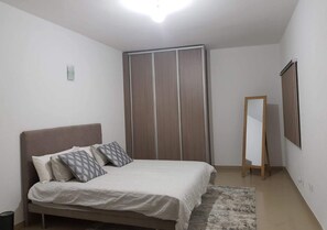 3 bedrooms, desk, iron/ironing board, free WiFi