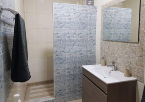 Bathtub, towels, soap, toilet paper - Beautiful 3 bed apt in Praia. Home away from Home. (Praia)