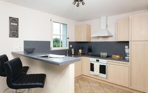 ثلاجة، فرن، موقد طهي مسطح، غسالة أطباق