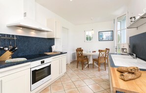 ثلاجة، فرن، موقد طهي مسطح، غسالة أطباق