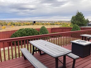 Outdoor dining - 5BR Kid-friendly Retreat w/ Hot Tub, BBQ grill, Fire Pit, Near Attractions (Colorado Springs)