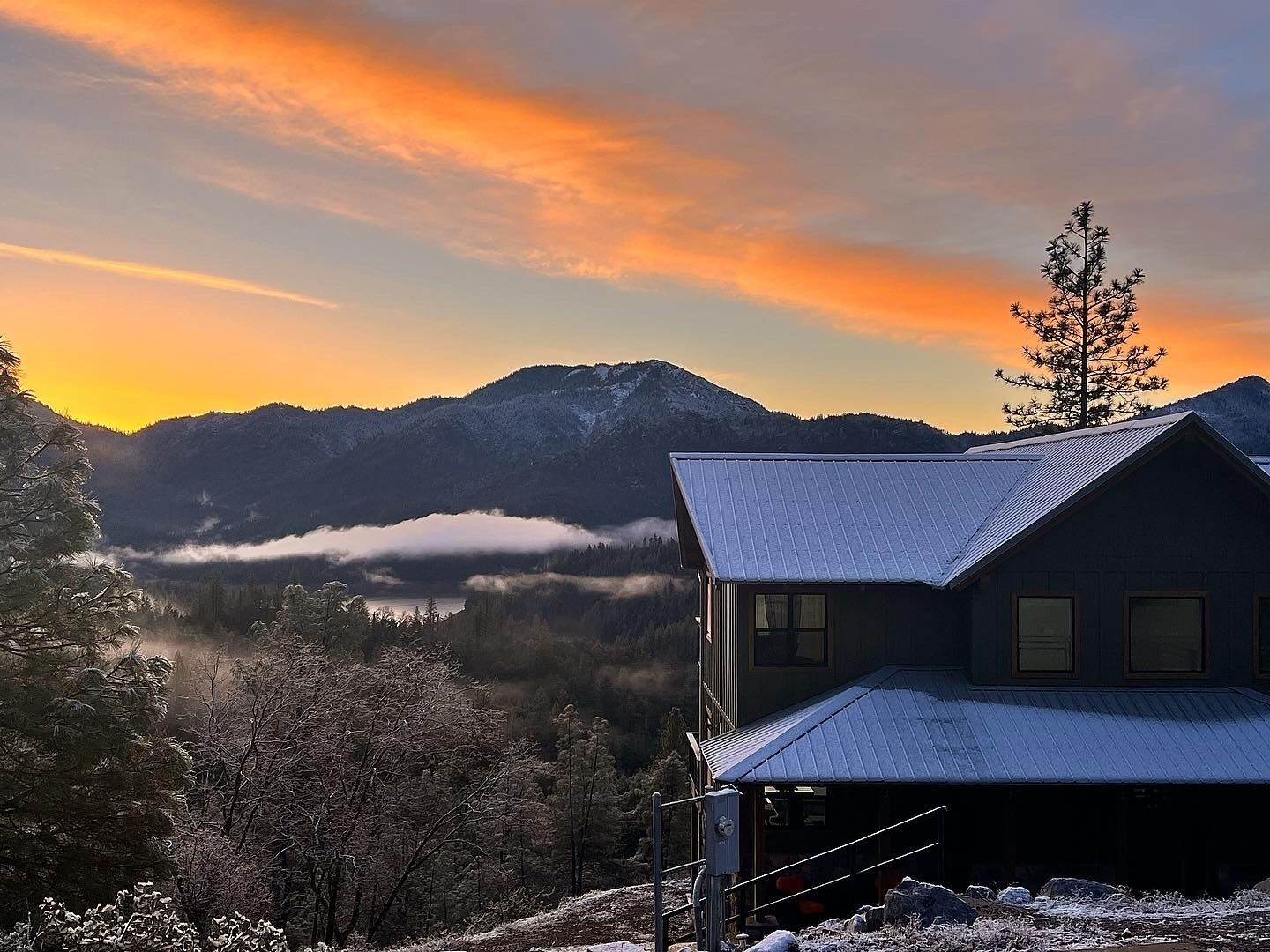 Shasta Sunrise Retreat|Shasta Lake & Mountains View| HotTub| Game Room