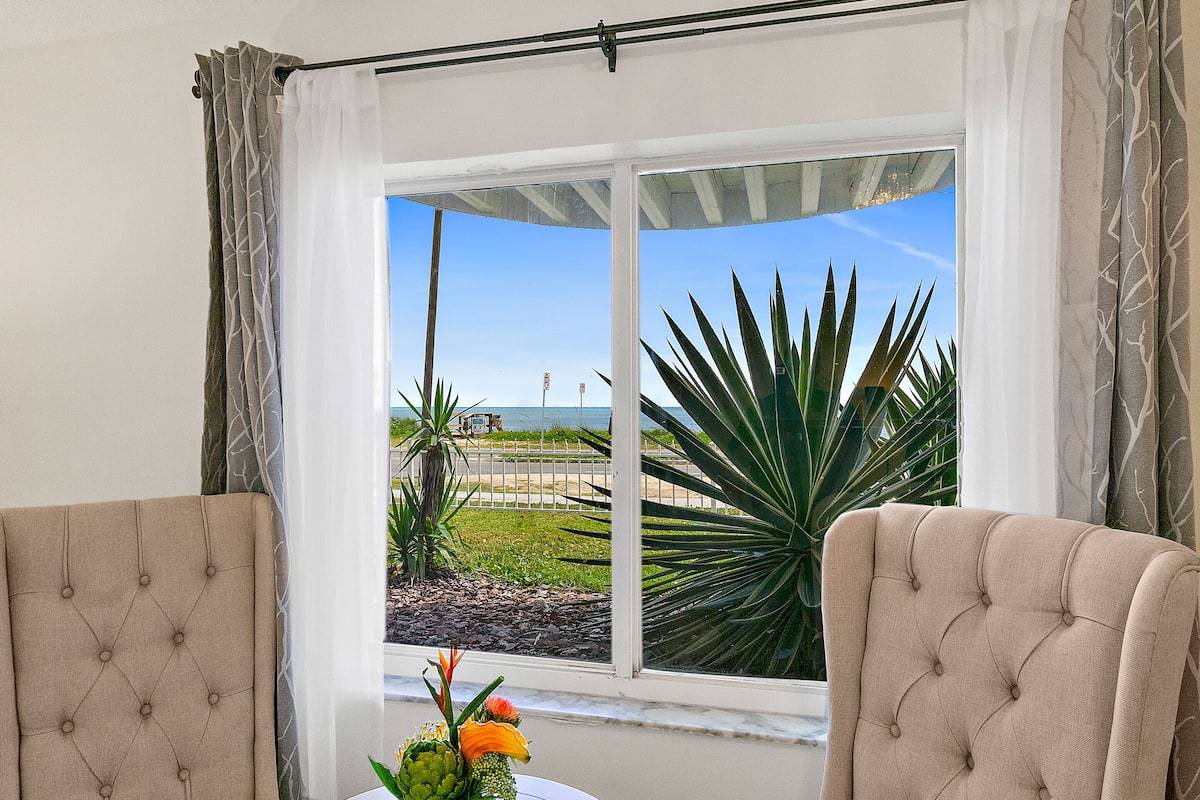 Suite romántica, 1 cama King size y sofá cama, vista a la playa, frente al océano | Vista desde la habitación